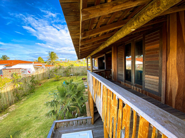 Imagem 2 de Casa de madeira e palha, em terreno amplo, com piscina no Pontal do Maceió